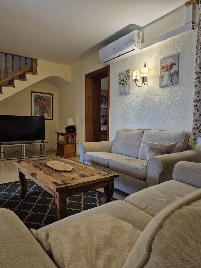 Salón con sofás para reunirse en Casa DeltaNatura