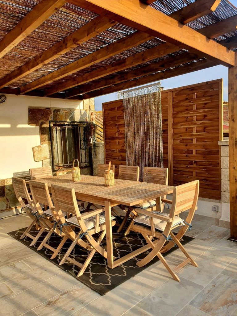 Comedor exterior con mesa grande para el grupo en Casa DeltaNatura